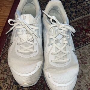 Nike Quest 05 White Sneakers